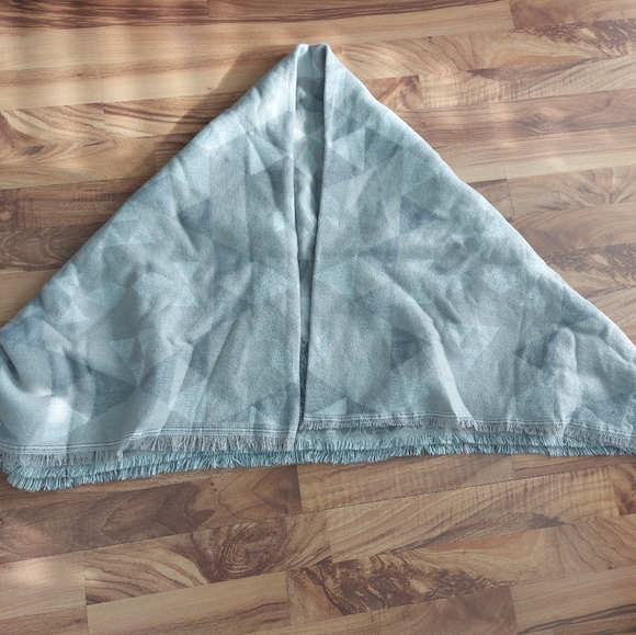 Scarves/Shawl - Picture 3 of 5